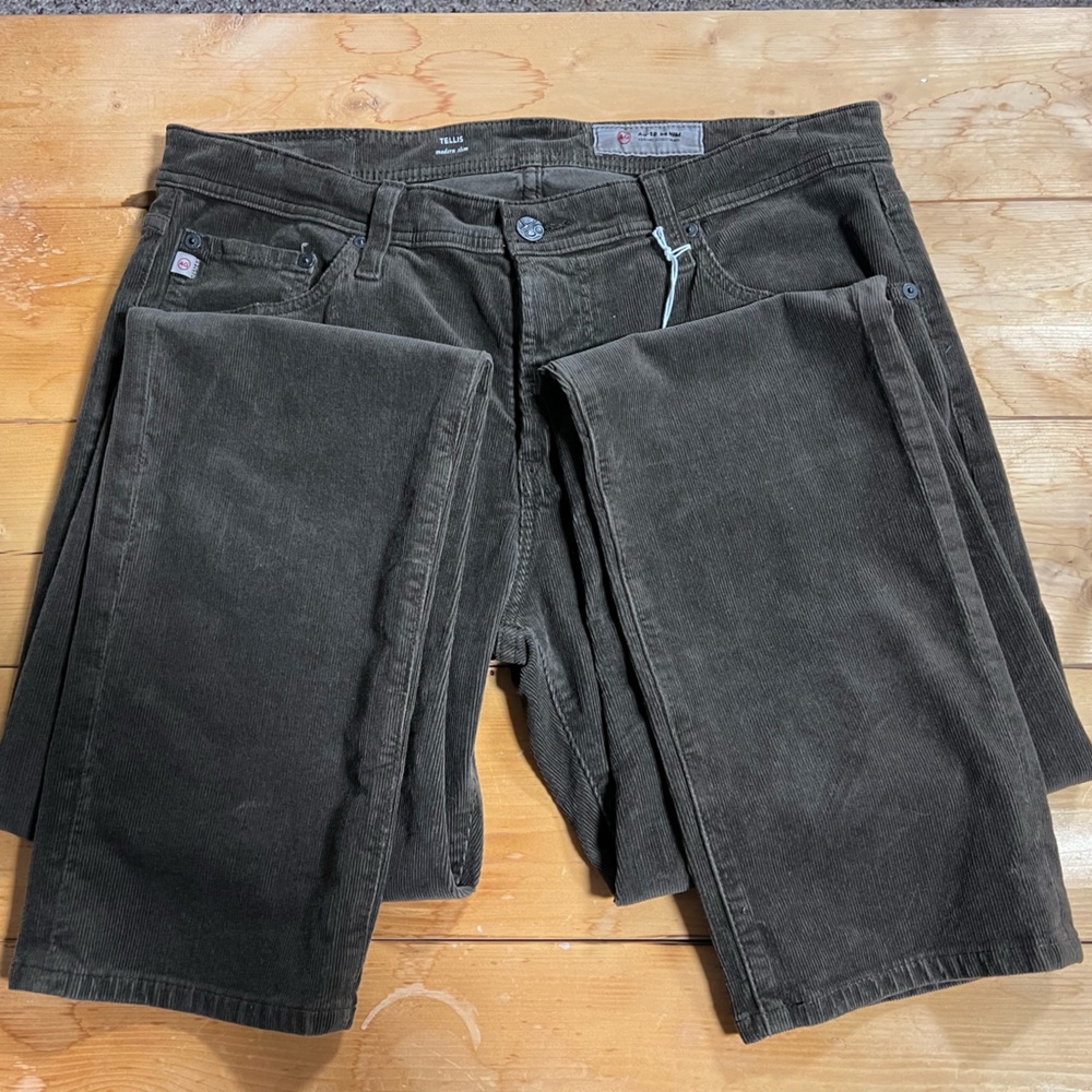 33/32 AG Modern Slim corduroy jean